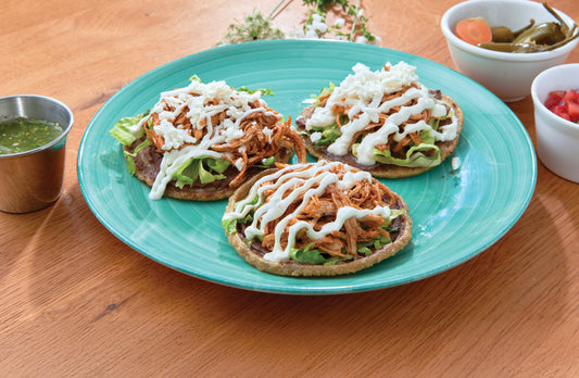 Juli: Hühnchen Sopes mit Chile Ancho Soße
